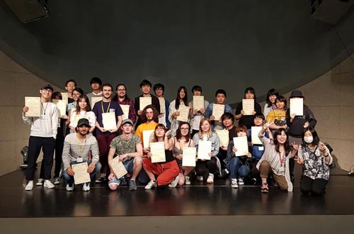 Fin du workshop et photos de groupe avec diplôme en main