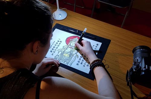 Les étudiants d'Autograf retranscrivent des Sutras dans un temple Bouddhiste